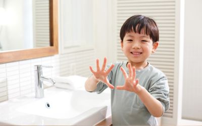 印西市の放デイで楽しく生活動作（ADL）の練習をする児童