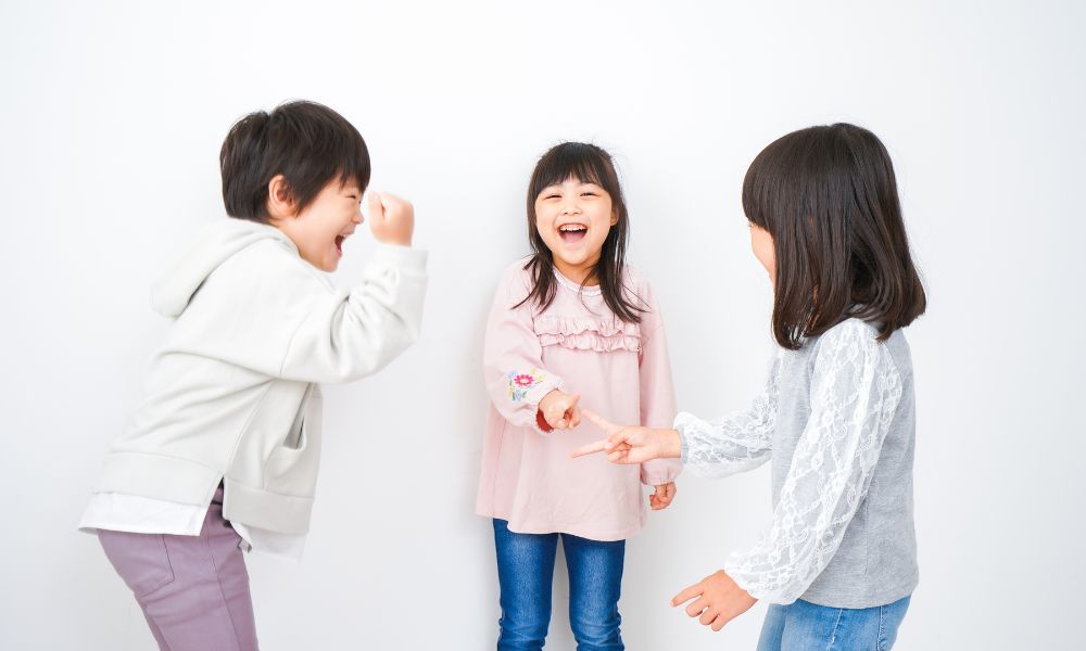 千葉県印西市の児発でソーシャルスキルトレーニングを重ね、仲良く遊ぶ子どもたち
