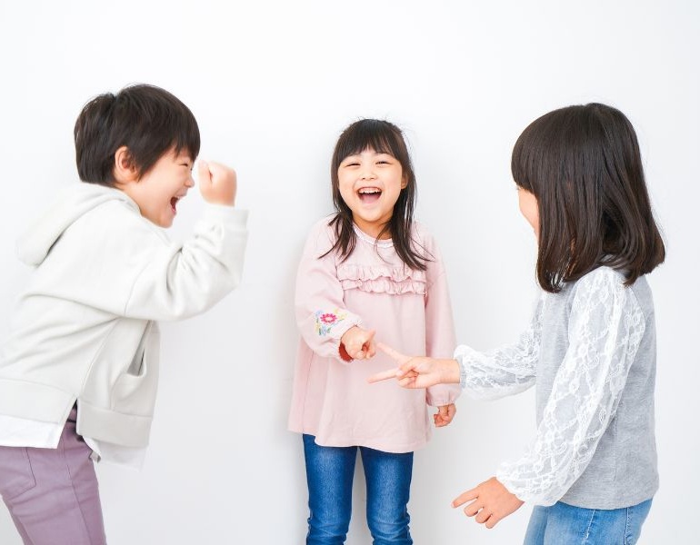 千葉県印西市の児発でソーシャルスキルトレーニングを重ね、仲良く遊ぶ子どもたち