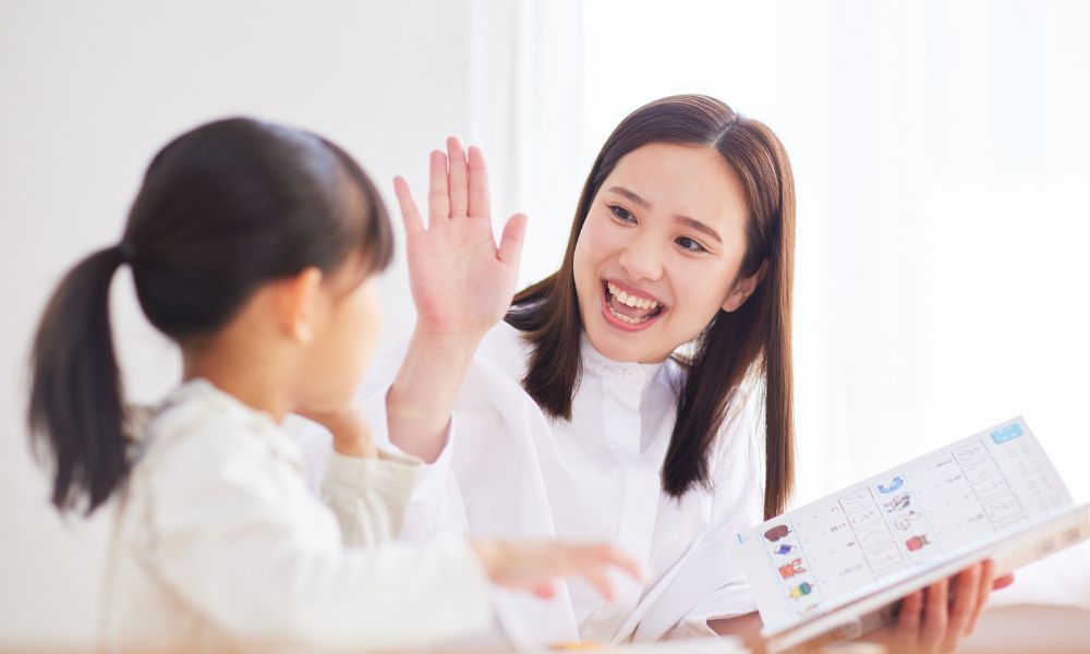 印西市の児童発達支援施設で個別支援を受ける子どもと保育士