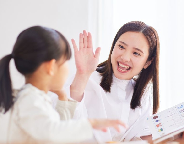 印西市の児童発達支援施設で個別支援を受ける子どもと保育士